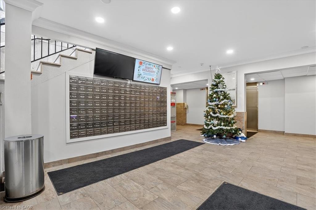 706-19 Woodlawn Road E, Guelph, ON - Indoor Photo Showing Other Room