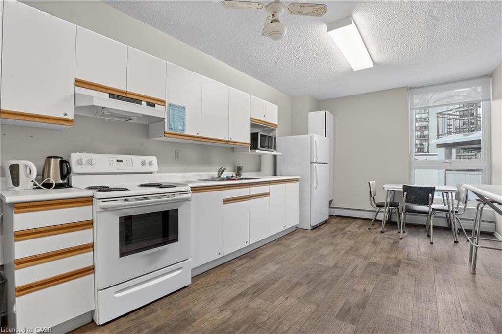 706-19 Woodlawn Road E, Guelph, ON - Indoor Photo Showing Kitchen