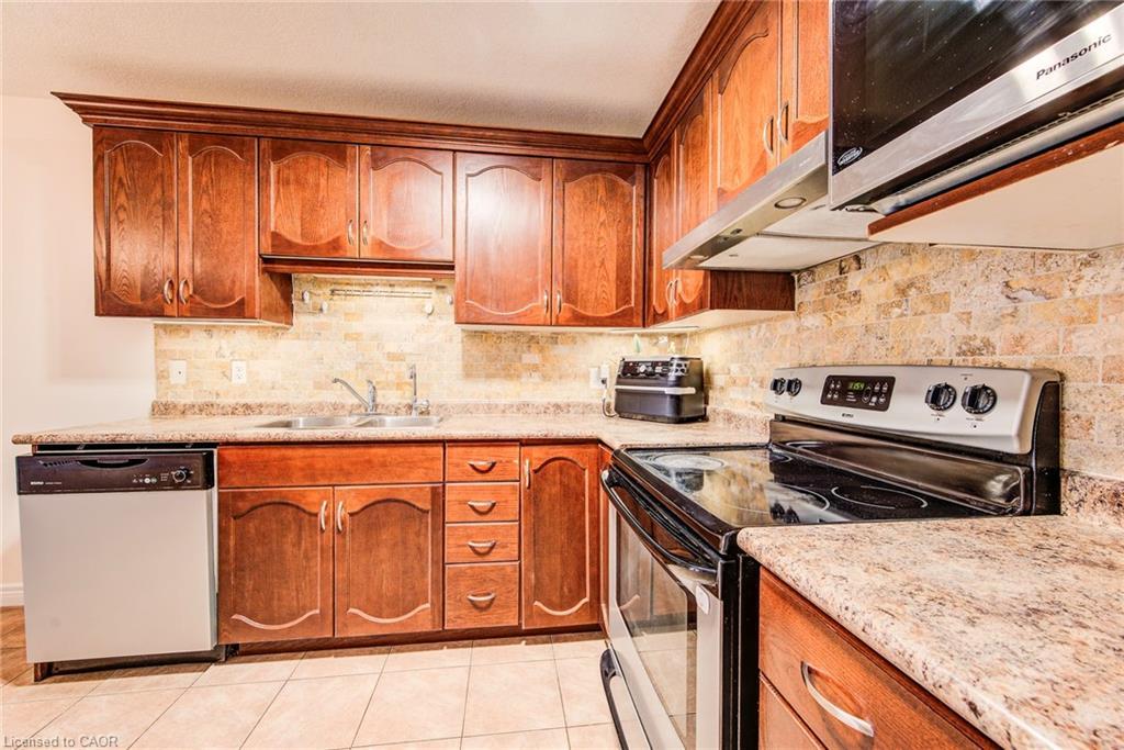 46 Clough Crescent, Guelph, ON - Indoor Photo Showing Kitchen With Double Sink