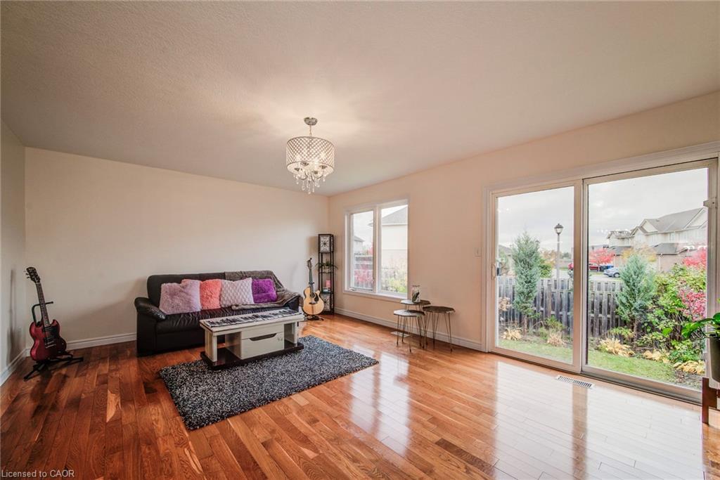 46 Clough Crescent, Guelph, ON - Indoor Photo Showing Living Room