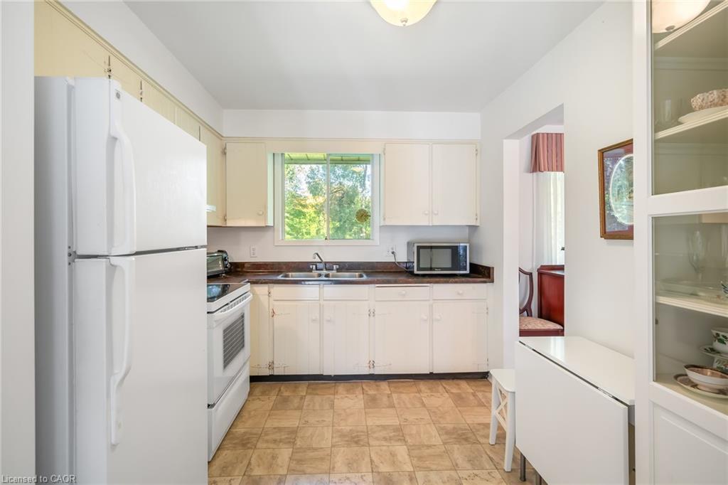 225 Anne Street, Niagara-On-The-Lake, ON - Indoor Photo Showing Kitchen With Double Sink