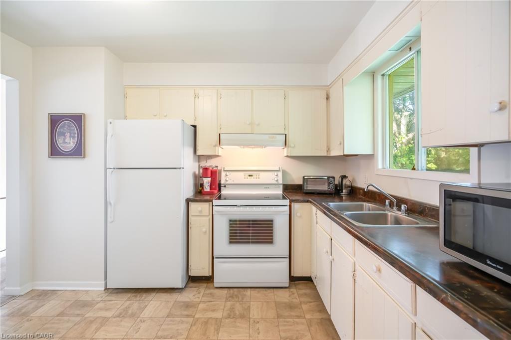 225 Anne Street, Niagara-On-The-Lake, ON - Indoor Photo Showing Kitchen With Double Sink