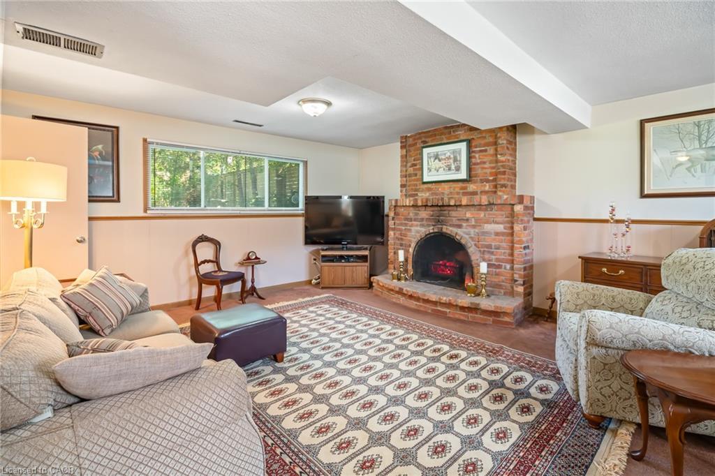 225 Anne Street, Niagara-On-The-Lake, ON - Indoor Photo Showing Living Room With Fireplace