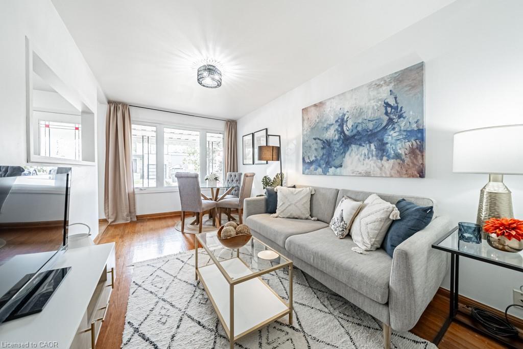 1089 Meredith Avenue, Mississauga, ON - Indoor Photo Showing Living Room