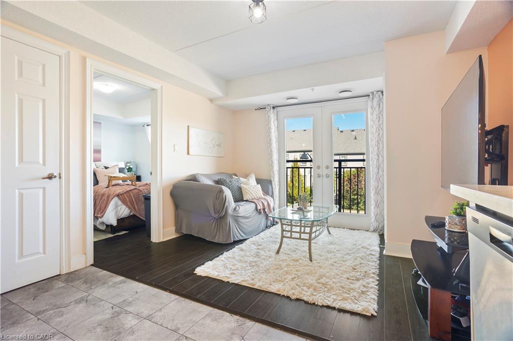 204-64 Frederick Drive, Guelph, ON - Indoor Photo Showing Living Room