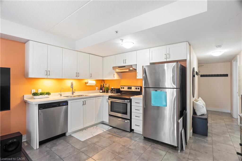 204-64 Frederick Drive, Guelph, ON - Indoor Photo Showing Kitchen