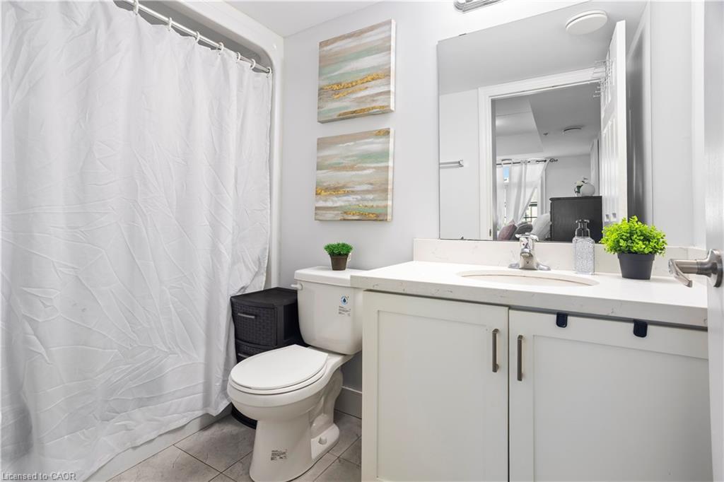 204-64 Frederick Drive, Guelph, ON - Indoor Photo Showing Bathroom