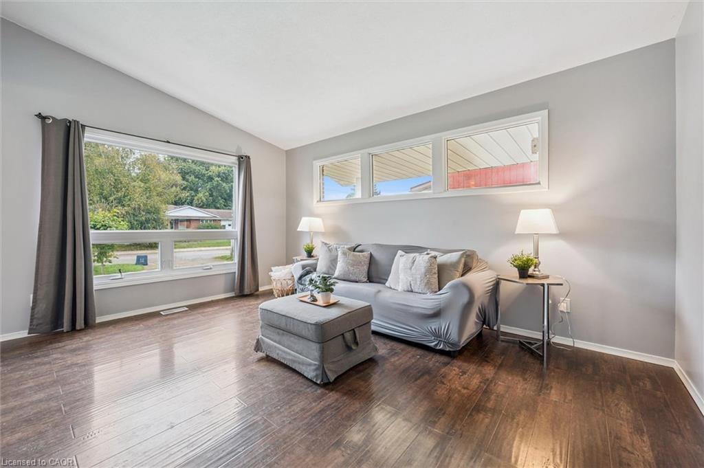 635 Raglan Street, Palmerston, ON - Indoor Photo Showing Living Room