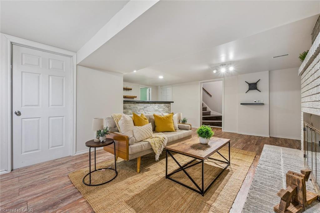 635 Raglan Street, Palmerston, ON - Indoor Photo Showing Living Room