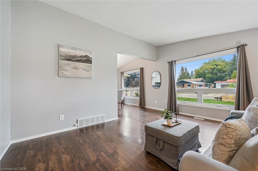 635 Raglan Street, Palmerston, ON - Indoor Photo Showing Living Room
