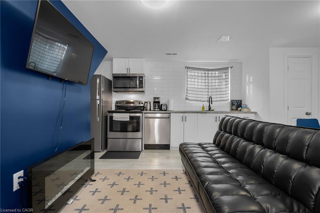 2-16 Golden Boulevard E, Welland, ON - Indoor Photo Showing Kitchen