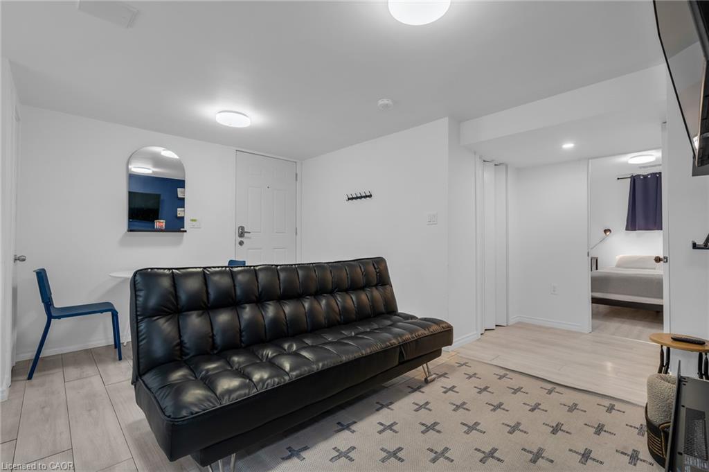 2-16 Golden Boulevard E, Welland, ON - Indoor Photo Showing Living Room