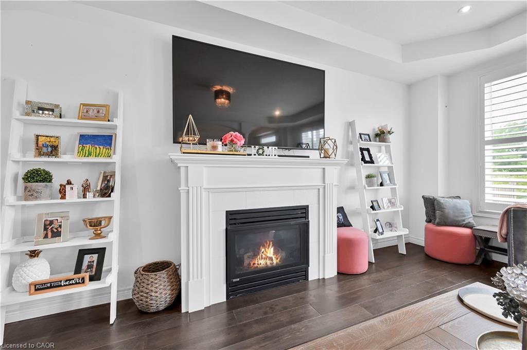 130 Chartwell Circle, Hamilton, ON - Indoor Photo Showing Living Room With Fireplace