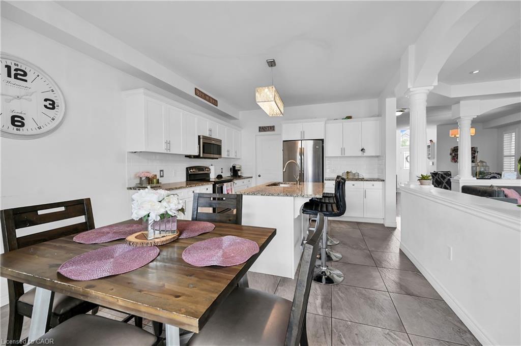 130 Chartwell Circle, Hamilton, ON - Indoor Photo Showing Dining Room