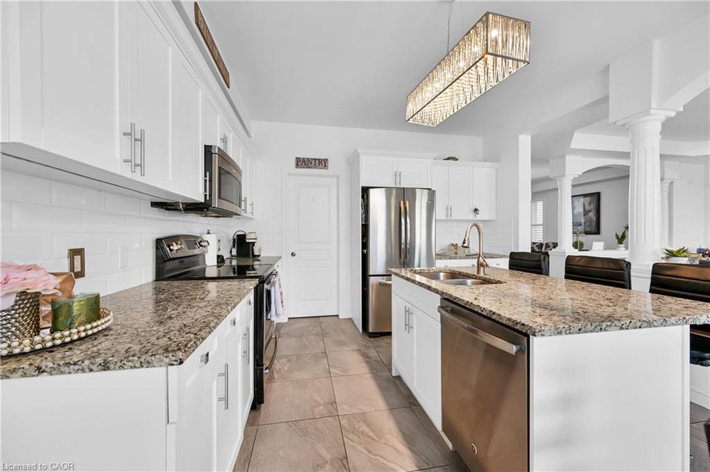 130 Chartwell Circle, Hamilton, ON - Indoor Photo Showing Kitchen With Double Sink With Upgraded Kitchen