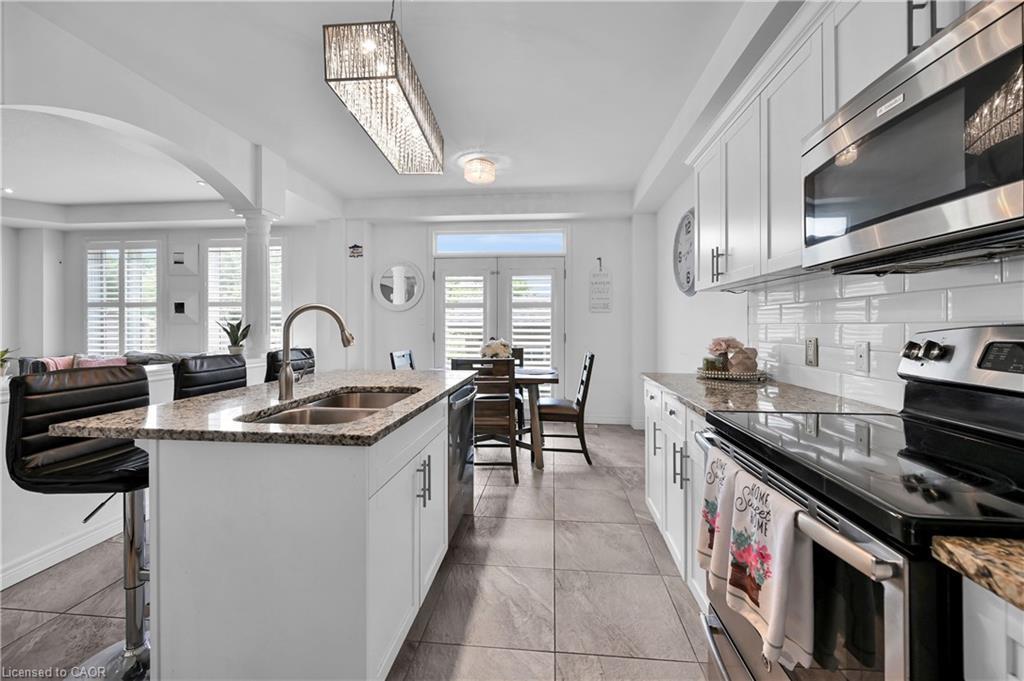130 Chartwell Circle, Hamilton, ON - Indoor Photo Showing Kitchen With Double Sink With Upgraded Kitchen