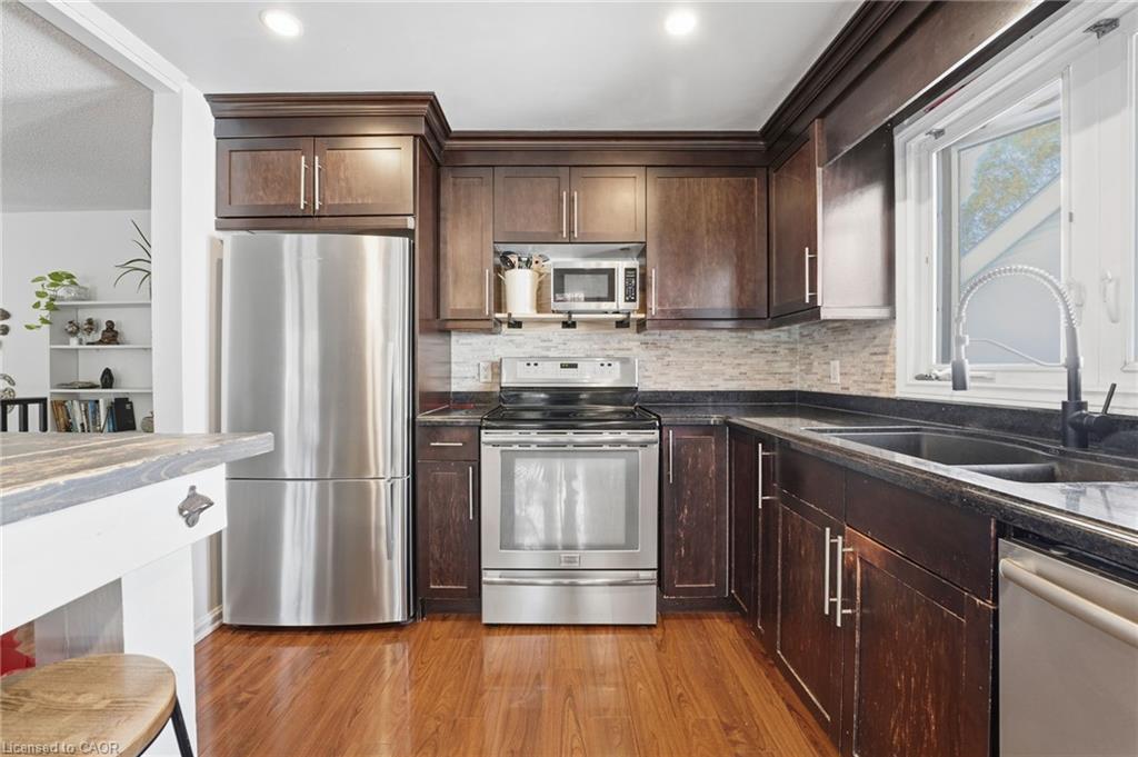 209 Richardson Drive, Port Dover, ON - Indoor Photo Showing Kitchen With Double Sink