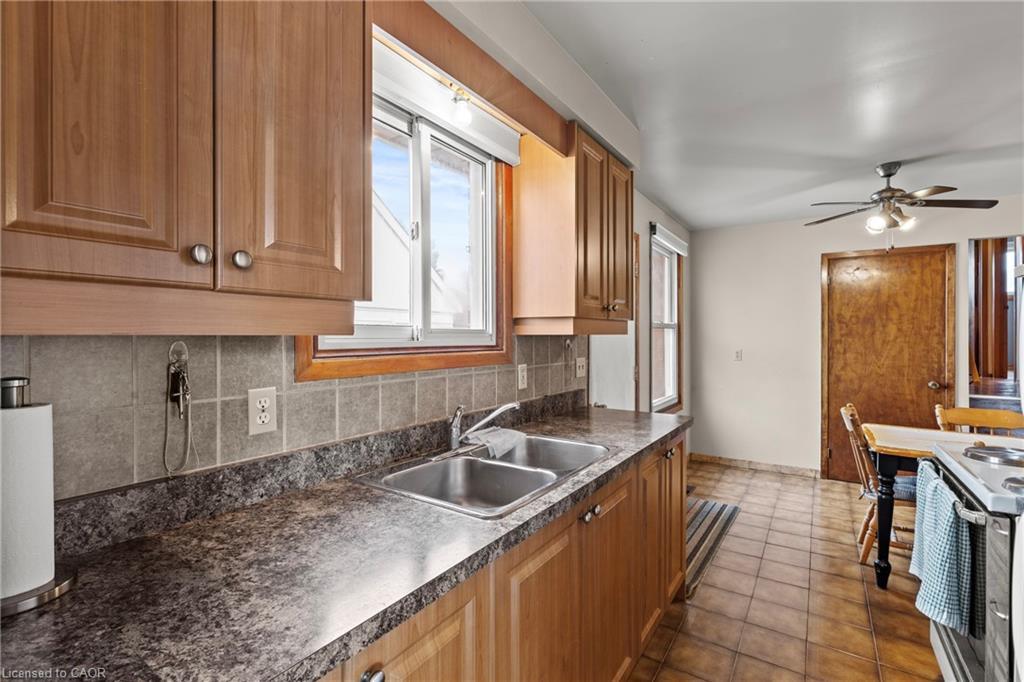 477 East 38Th Street, Hamilton, ON - Indoor Photo Showing Kitchen With Double Sink