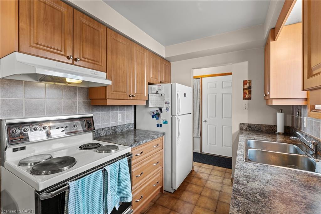 477 East 38Th Street, Hamilton, ON - Indoor Photo Showing Kitchen With Double Sink