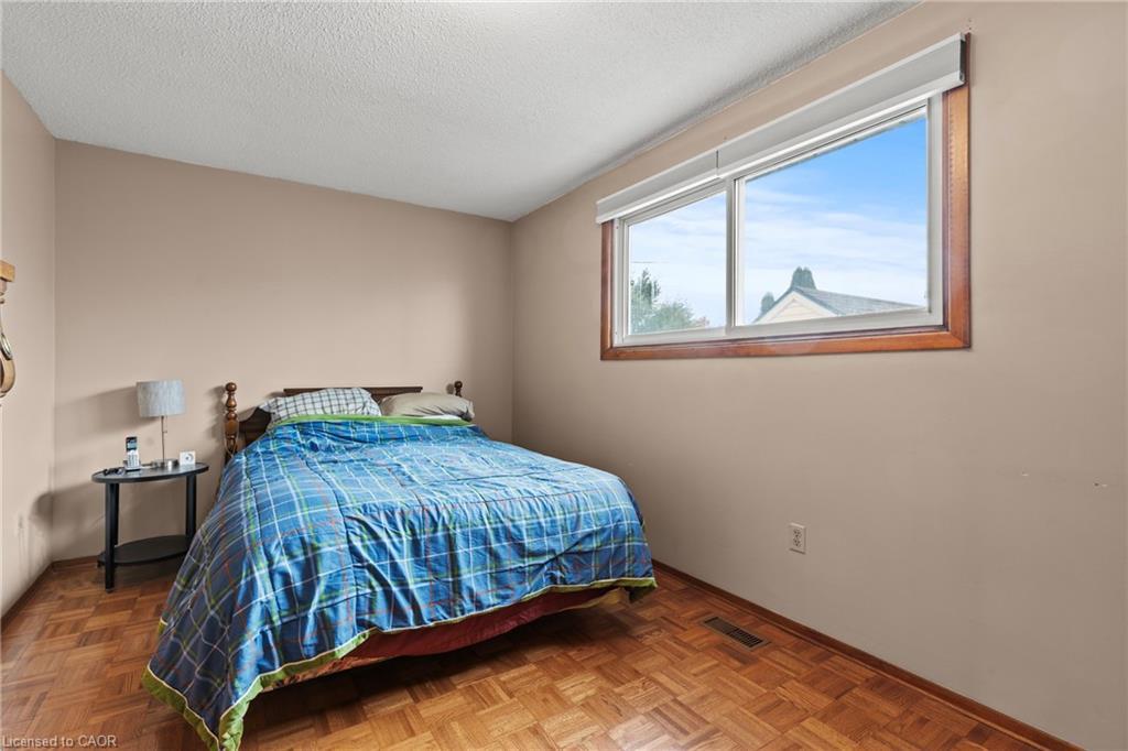 477 East 38Th Street, Hamilton, ON - Indoor Photo Showing Bedroom