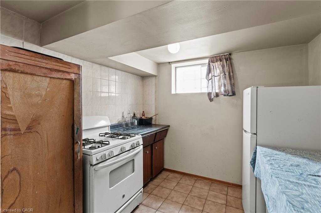 477 East 38Th Street, Hamilton, ON - Indoor Photo Showing Kitchen