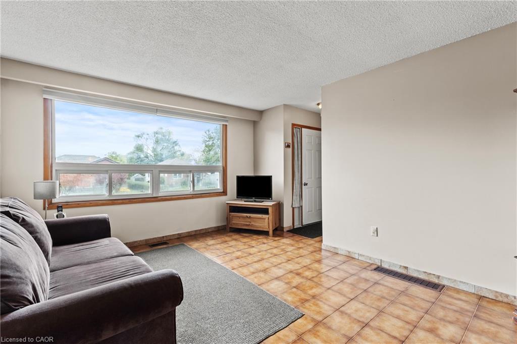 477 East 38Th Street, Hamilton, ON - Indoor Photo Showing Living Room