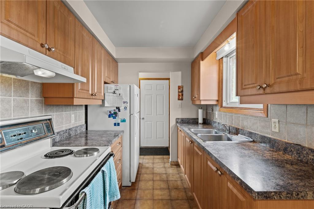 477 East 38Th Street, Hamilton, ON - Indoor Photo Showing Kitchen With Double Sink