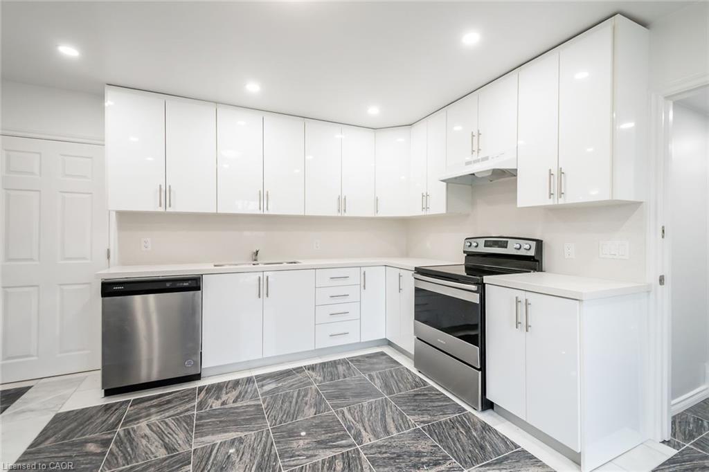 132 Franklin Avenue, Port Colborne, ON - Indoor Photo Showing Kitchen With Double Sink