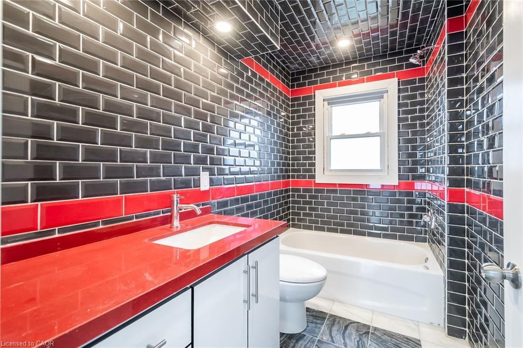 132 Franklin Avenue, Port Colborne, ON - Indoor Photo Showing Bathroom