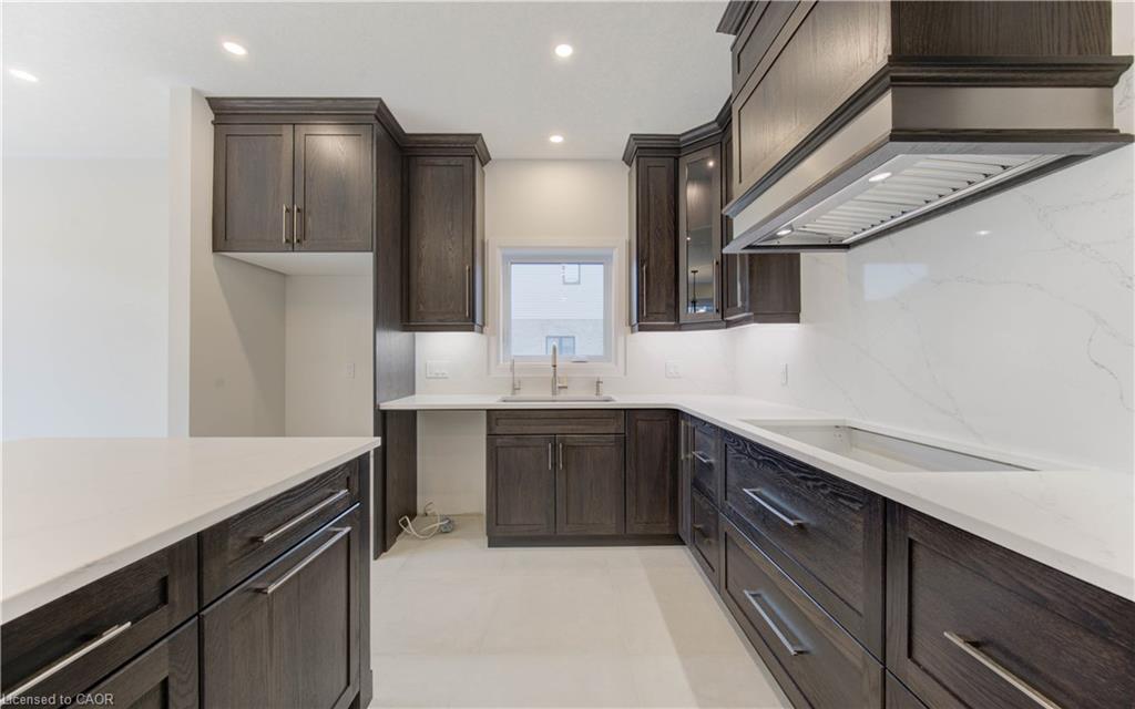 50 Jacob Detweiller Drive, Kitchener, ON - Indoor Photo Showing Kitchen