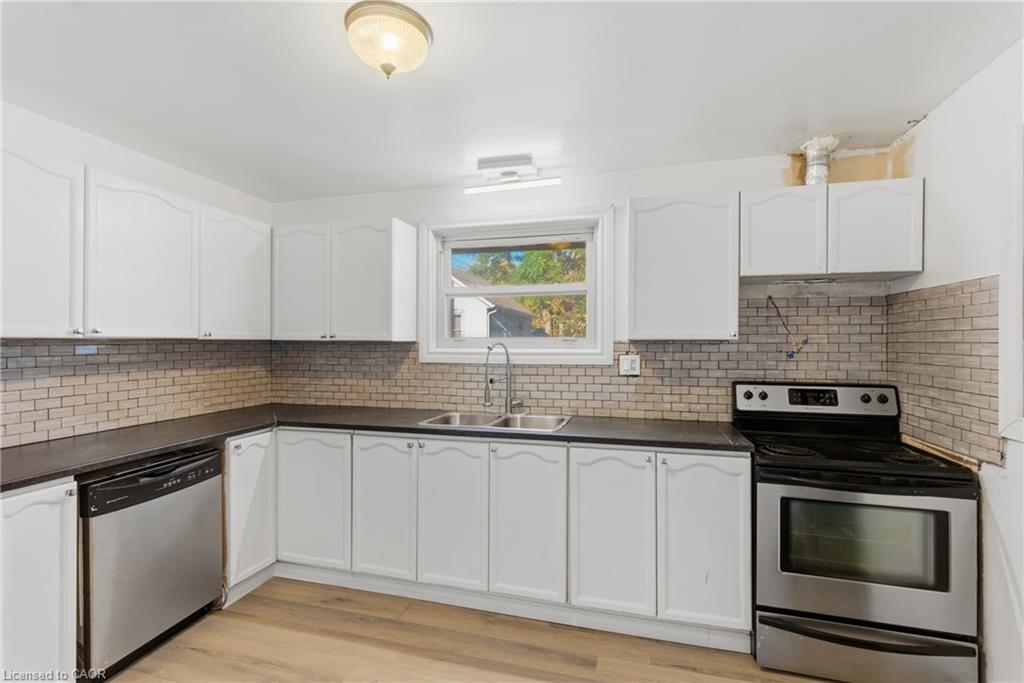34 Gale Crescent, St. Catharines, ON - Indoor Photo Showing Kitchen With Double Sink