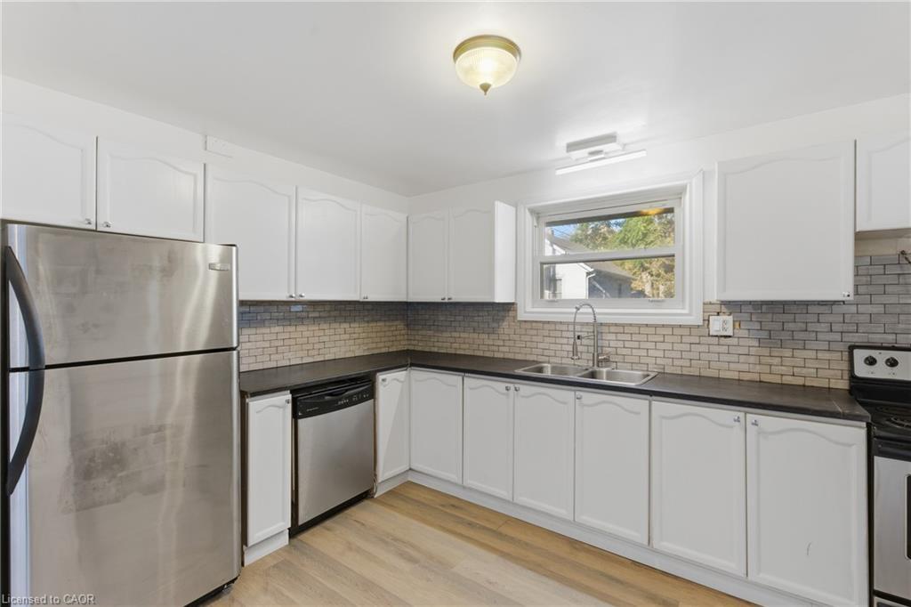 34 Gale Crescent, St. Catharines, ON - Indoor Photo Showing Kitchen With Double Sink