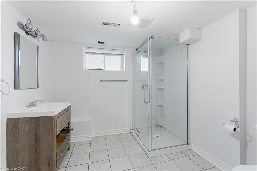 34 Gale Crescent, St. Catharines, ON - Indoor Photo Showing Bathroom