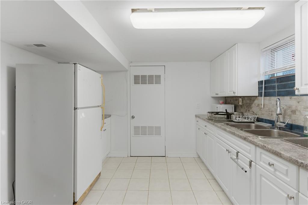 34 Gale Crescent, St. Catharines, ON - Indoor Photo Showing Kitchen With Double Sink