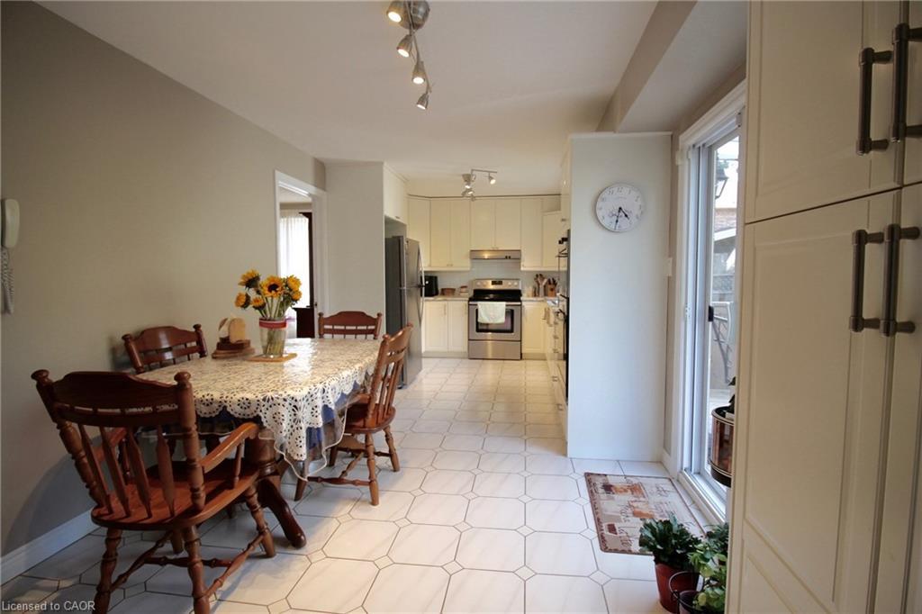 153 Meadowbrook Drive, Ancaster, ON - Indoor Photo Showing Dining Room