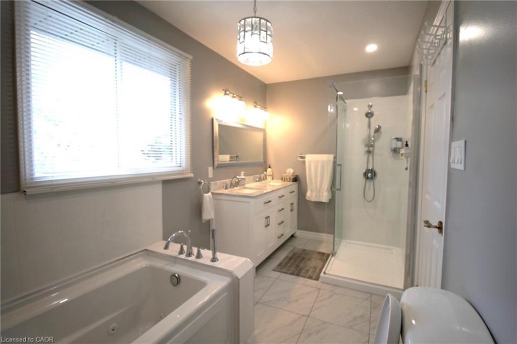 153 Meadowbrook Drive, Ancaster, ON - Indoor Photo Showing Bathroom
