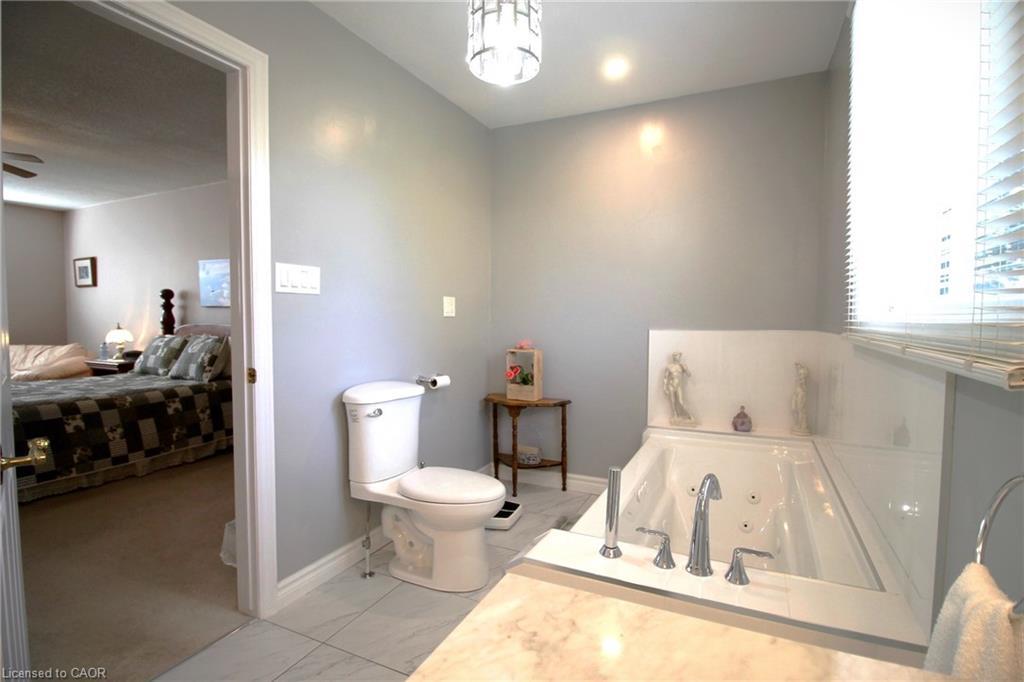 153 Meadowbrook Drive, Ancaster, ON - Indoor Photo Showing Bathroom