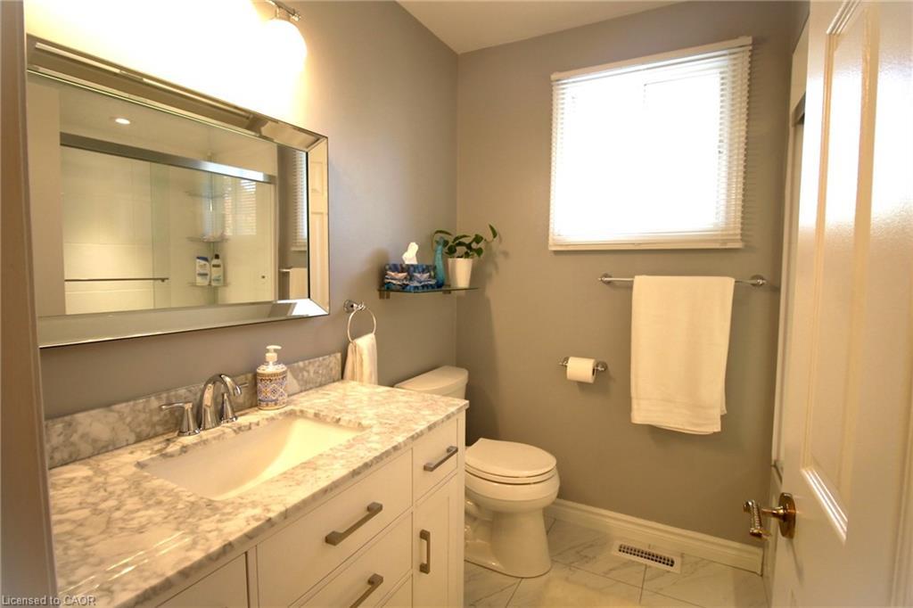 153 Meadowbrook Drive, Ancaster, ON - Indoor Photo Showing Bathroom