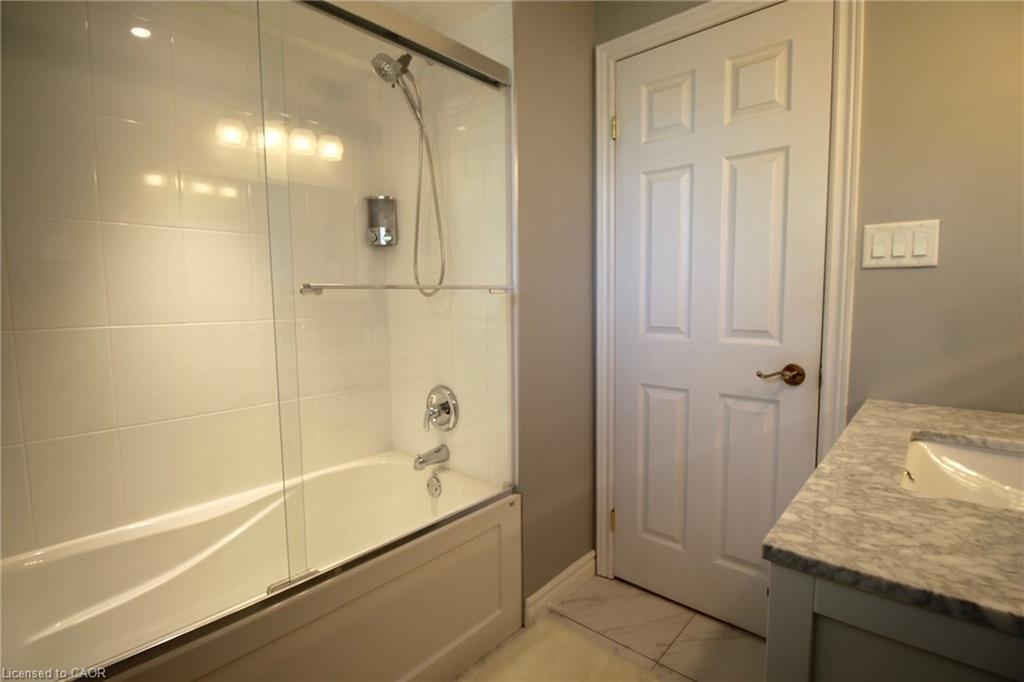153 Meadowbrook Drive, Ancaster, ON - Indoor Photo Showing Bathroom