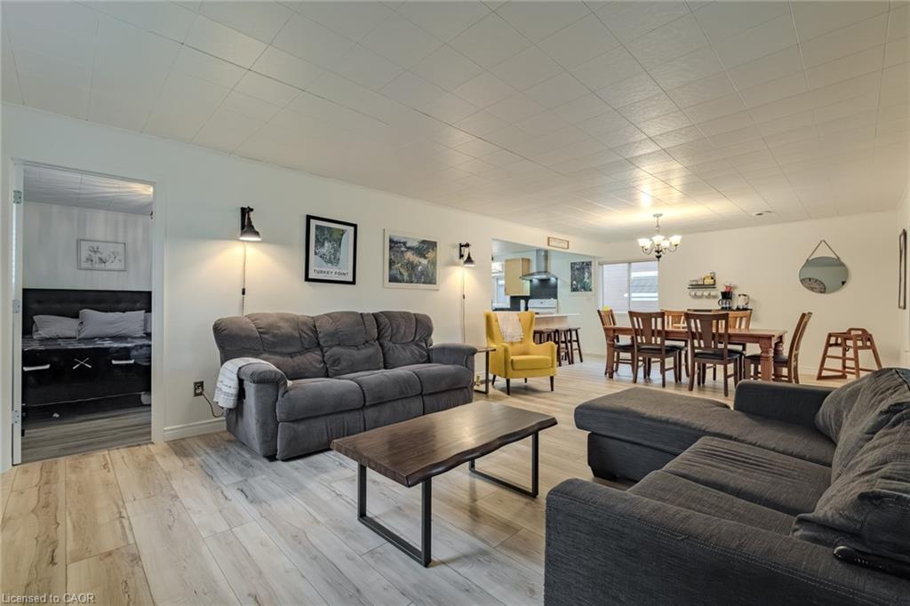 15 Park Lane Crescent, Turkey Point, ON - Indoor Photo Showing Living Room