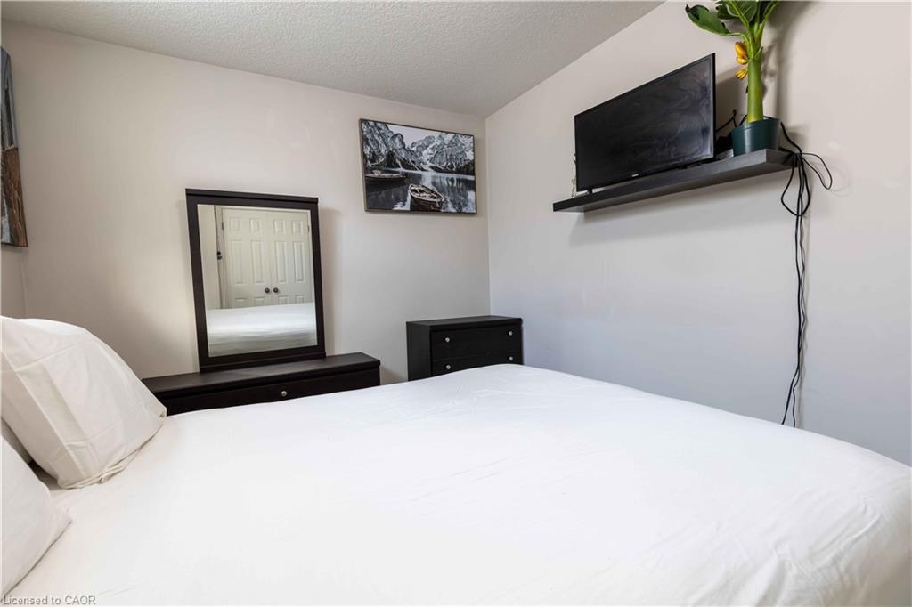 6B-38 Howe Drive, Kitchener, ON - Indoor Photo Showing Bedroom