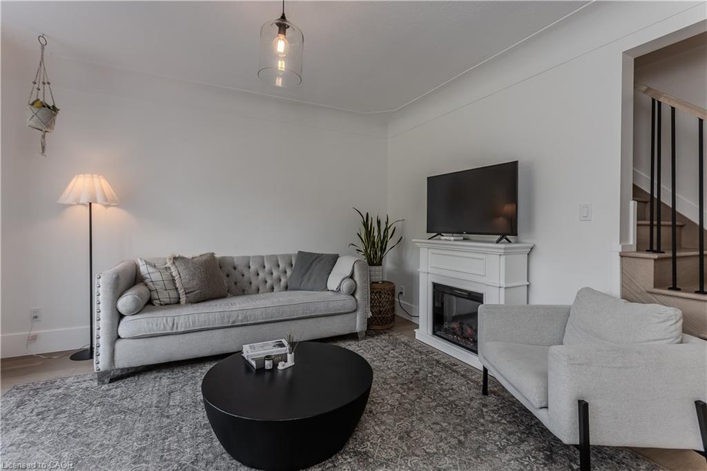 333 St Paul Street, Burlington, ON - Indoor Photo Showing Living Room With Fireplace