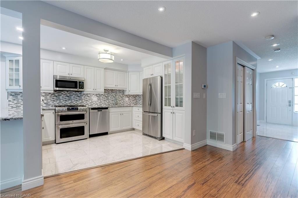 19-2151 Walkers Line, Burlington, ON - Indoor Photo Showing Kitchen With Upgraded Kitchen