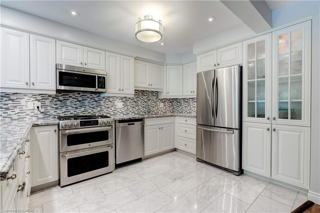19-2151 Walkers Line, Burlington, ON - Indoor Photo Showing Kitchen With Upgraded Kitchen