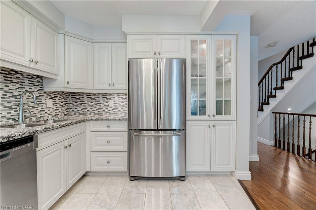 19-2151 Walkers Line, Burlington, ON - Indoor Photo Showing Kitchen With Upgraded Kitchen