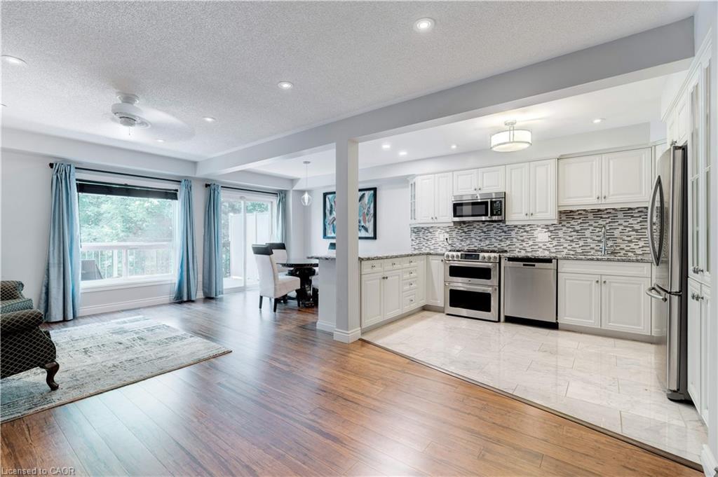 19-2151 Walkers Line, Burlington, ON - Indoor Photo Showing Kitchen With Upgraded Kitchen