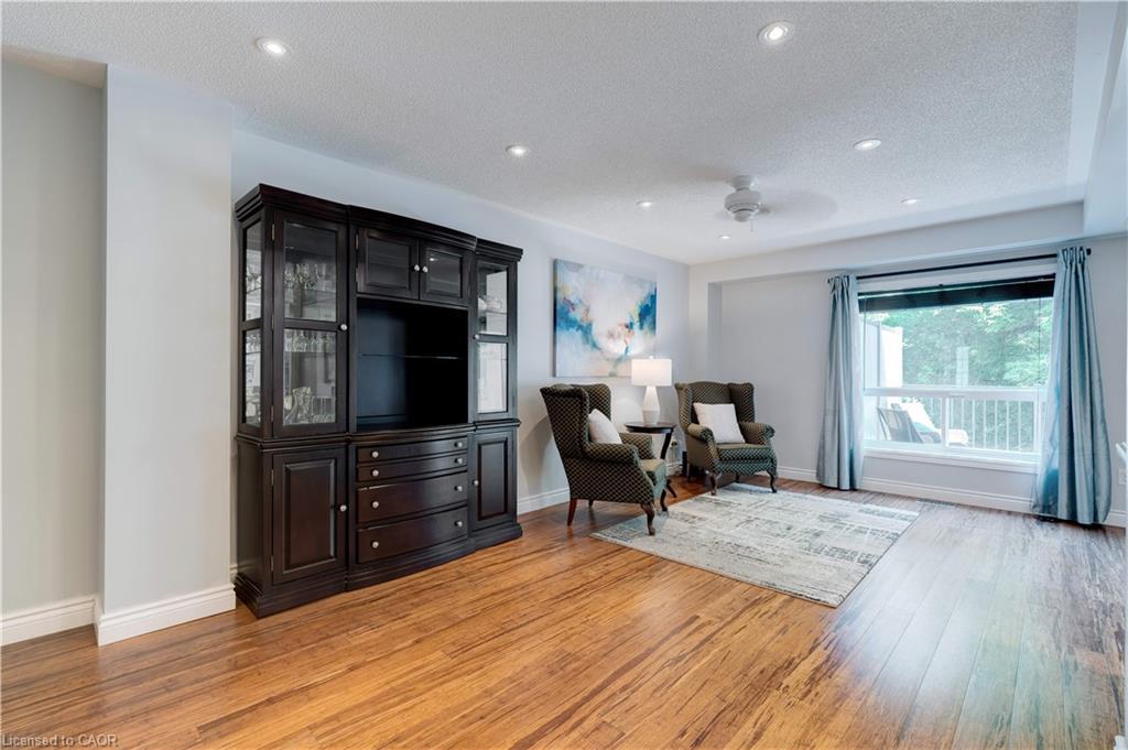 19-2151 Walkers Line, Burlington, ON - Indoor Photo Showing Living Room