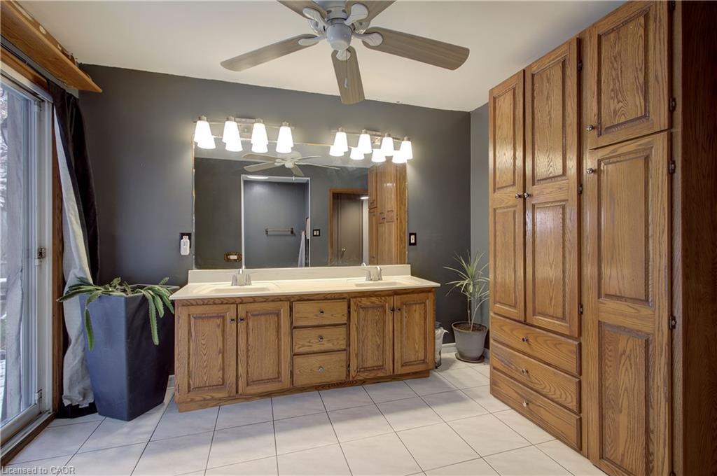 67 Blossom Avenue, Brantford, ON - Indoor Photo Showing Bathroom