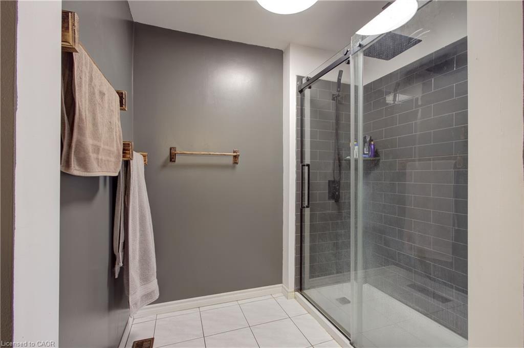 67 Blossom Avenue, Brantford, ON - Indoor Photo Showing Bathroom