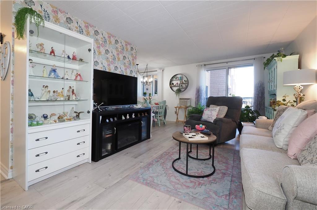 403-29 West Avenue, Kitchener, ON - Indoor Photo Showing Living Room
